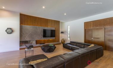 Casa de Lujo con Alberca en el Palomar en Venta Zona sur