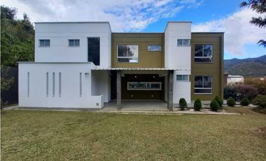 Casa campestre en El Retiro 5 alcobas con vista y urbanización