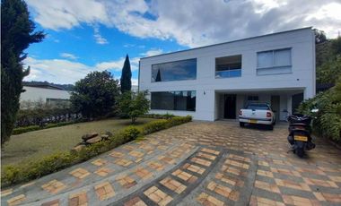 Casa campestre en El Retiro 5 alcobas con vista y urbanización