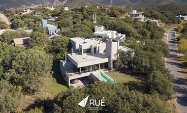 Casa en venta/alquiler en Estancia Q2,  de categoría, 6 dorm