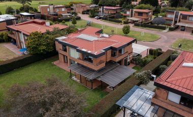 OPORTUNIDAD POR DEBAJO DEL PREDIAL 5 HABITACIONES MODERNA GUAYMARAL