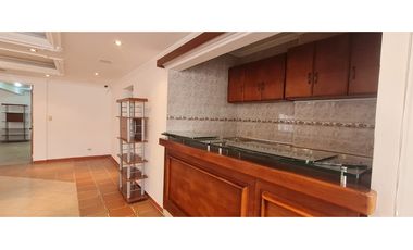 VENDO CASA OFICINA CON PARQUEADERO Y BODEGA CHAPINERO CALLE 44