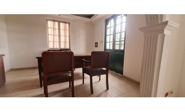 VENDO CASA OFICINA CON PARQUEADERO Y BODEGA CHAPINERO CALLE 44