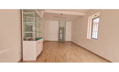 VENDO CASA OFICINA CON PARQUEADERO Y BODEGA CHAPINERO CALLE 44