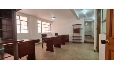 VENDO CASA OFICINA CON PARQUEADERO Y BODEGA CHAPINERO CALLE 44