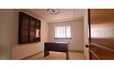 VENDO CASA OFICINA CON PARQUEADERO Y BODEGA CHAPINERO CALLE 44
