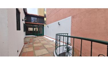 VENDO CASA OFICINA CON PARQUEADERO Y BODEGA CHAPINERO CALLE 44