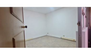 VENDO CASA OFICINA CON PARQUEADERO Y BODEGA CHAPINERO CALLE 44