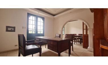 VENDO CASA OFICINA CON PARQUEADERO Y BODEGA CHAPINERO CALLE 44