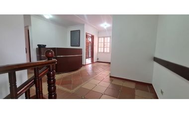 VENDO CASA OFICINA CON PARQUEADERO Y BODEGA CHAPINERO CALLE 44