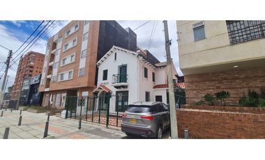 VENDO CASA OFICINA CON PARQUEADERO Y BODEGA CHAPINERO CALLE 44