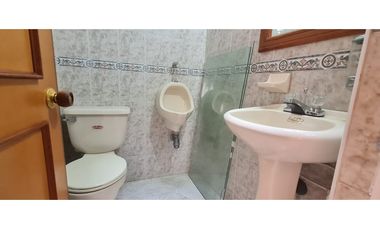 VENDO CASA OFICINA CON PARQUEADERO Y BODEGA CHAPINERO CALLE 44
