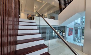 VENTA DE RESIDENCIA MINIMALISTA EN ALTOS DEL GOLF -$800.000-!!!!
