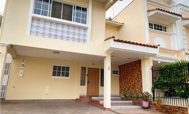 VENTA DE LUJOSA Y AMPLIA CASA DUPLEX MIRAFLORES 326.76M2