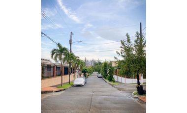 VENTA DE LUJOSA Y AMPLIA CASA DUPLEX MIRAFLORES 326.76M2