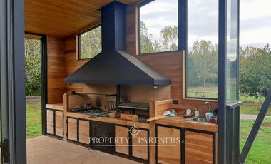Casa espectacular con Quincho en terreno de media hectárea