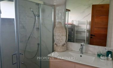 Casa espectacular con Quincho en terreno de media hectárea