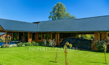 Casa espectacular con Quincho en terreno de media hectárea