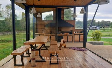 Casa espectacular con Quincho en terreno de media hectárea
