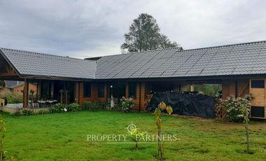 Casa espectacular con Quincho en terreno de media hectárea