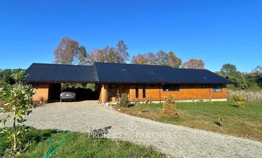 Casa espectacular con Quincho en terreno de media hectárea