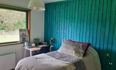 Casa espectacular con Quincho en terreno de media hectárea