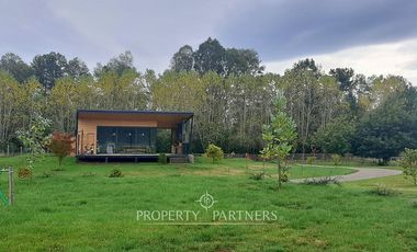 Casa espectacular con Quincho en terreno de media hectárea