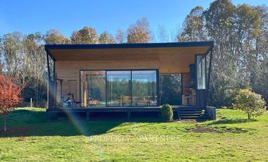 Casa espectacular con Quincho en terreno de media hectárea