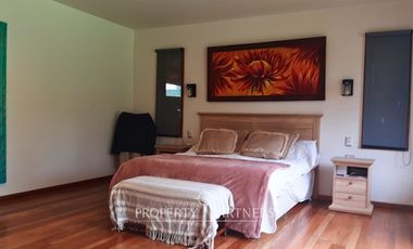 Casa espectacular con Quincho en terreno de media hectárea
