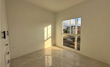 CASA EN VENTA DE 3 DORMITORIOS EN CONJUNTO VILLA MARA, SUR DE MANTA