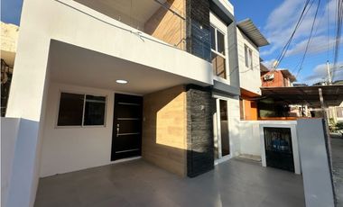 CASA EN VENTA DE 3 DORMITORIOS EN CONJUNTO VILLA MARA, SUR DE MANTA