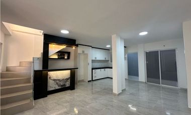 CASA EN VENTA DE 3 DORMITORIOS EN CONJUNTO VILLA MARA, SUR DE MANTA