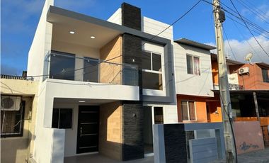 CASA EN VENTA DE 3 DORMITORIOS EN CONJUNTO VILLA MARA, SUR DE MANTA
