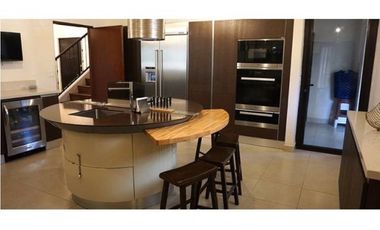VENDO CASA LUJOSA EMBASSY CLUB EN CLAYTON