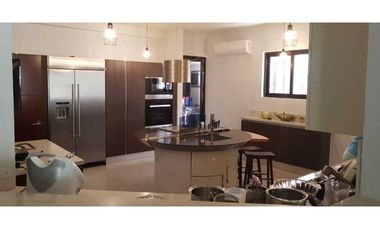 VENDO CASA LUJOSA EMBASSY CLUB EN CLAYTON