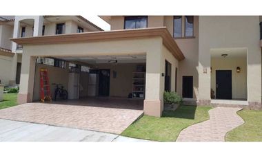 VENDO CASA LUJOSA EMBASSY CLUB EN CLAYTON