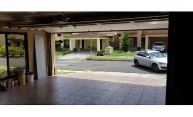 VENDO CASA LUJOSA EMBASSY CLUB EN CLAYTON