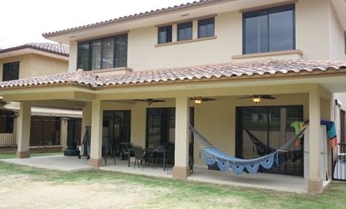 VENDO CASA LUJOSA EMBASSY CLUB EN CLAYTON