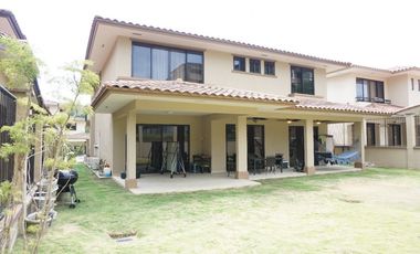 VENDO CASA LUJOSA EMBASSY CLUB EN CLAYTON