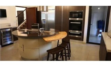 VENDO CASA LUJOSA EMBASSY CLUB EN CLAYTON