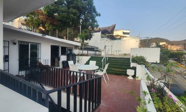 Amplia Casa en Costa Azul con potencial de crecimiento!