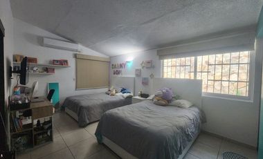 Amplia Casa en Costa Azul con potencial de crecimiento!