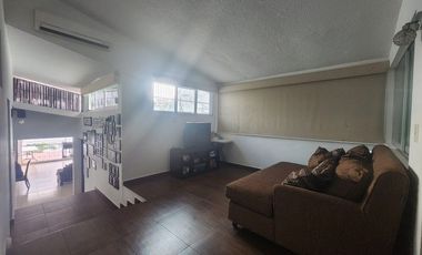 Amplia Casa en Costa Azul con potencial de crecimiento!