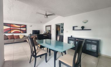 Amplia Casa en Costa Azul con potencial de crecimiento!