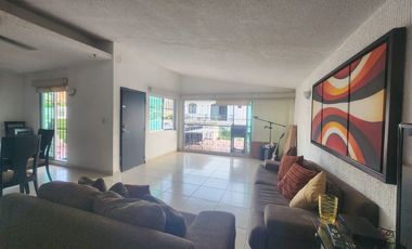 Amplia Casa en Costa Azul con potencial de crecimiento!