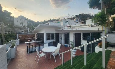 Amplia Casa en Costa Azul con potencial de crecimiento!