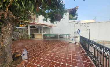 Amplia Casa en Costa Azul con potencial de crecimiento!