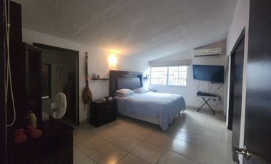 Amplia Casa en Costa Azul con potencial de crecimiento!