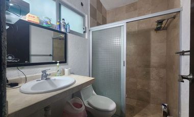 Amplia Casa en Costa Azul con potencial de crecimiento!