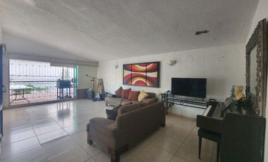 Amplia Casa en Costa Azul con potencial de crecimiento!